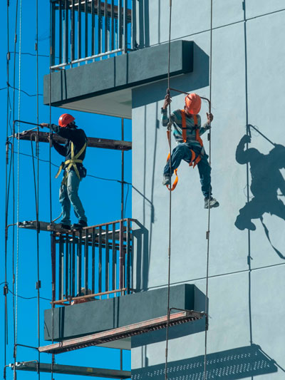 Imagen de trabajadores realizando reformas en la fachada de un edificio